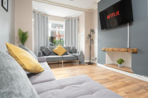 Modern & Spacious - Pool Table - Free Parking - Sleeps 10